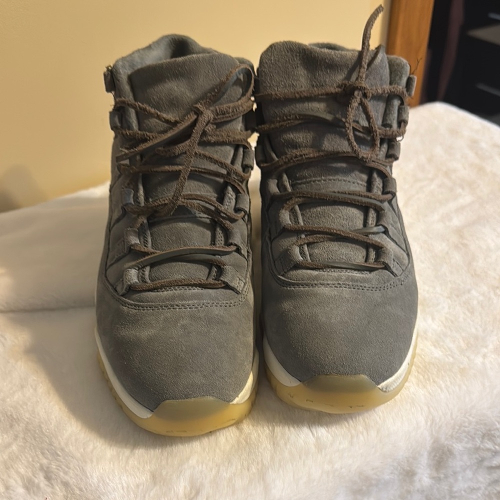 Jordan 11 Grey Seued